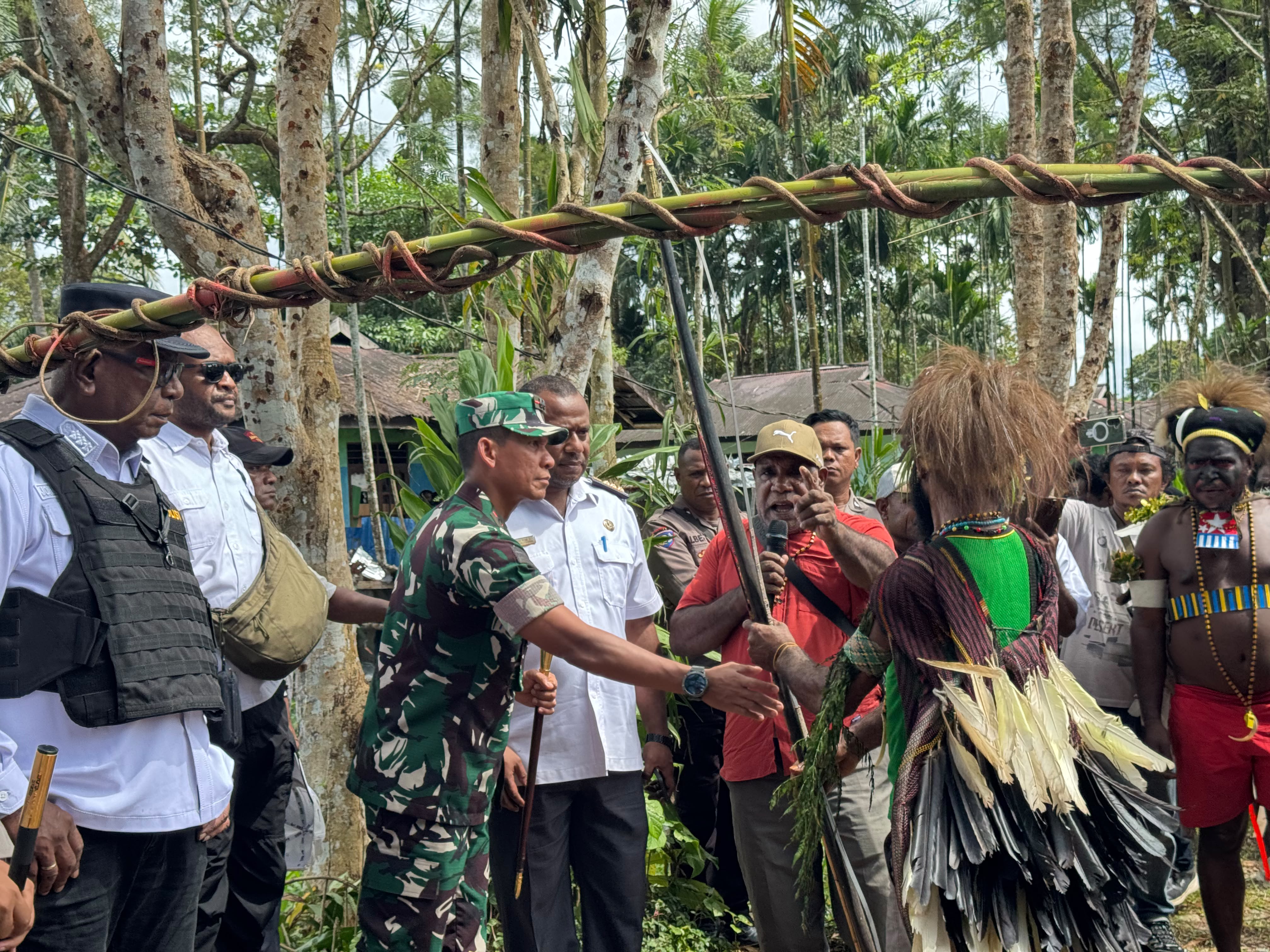 Dandim 1710/Mimika Ajak Warga Jaga Persaudaraan dalam Prosesi Perdamaian Perang Suku di Kwamki Narama